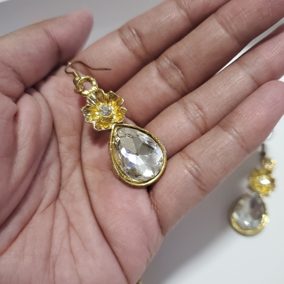 Set of Gorgeous Necklace and Earring - Picture 2 of 2